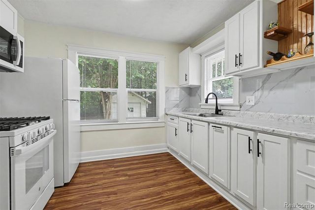 2102 Forest Avenue, Lansing, MI 48910