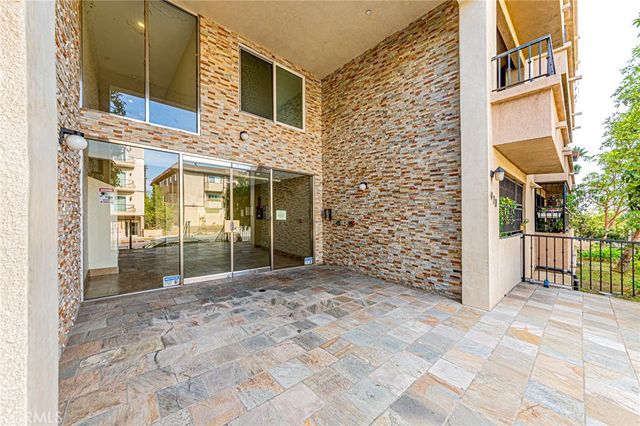 970 S St. Andrews Place 103, Los Angeles, CA 90019