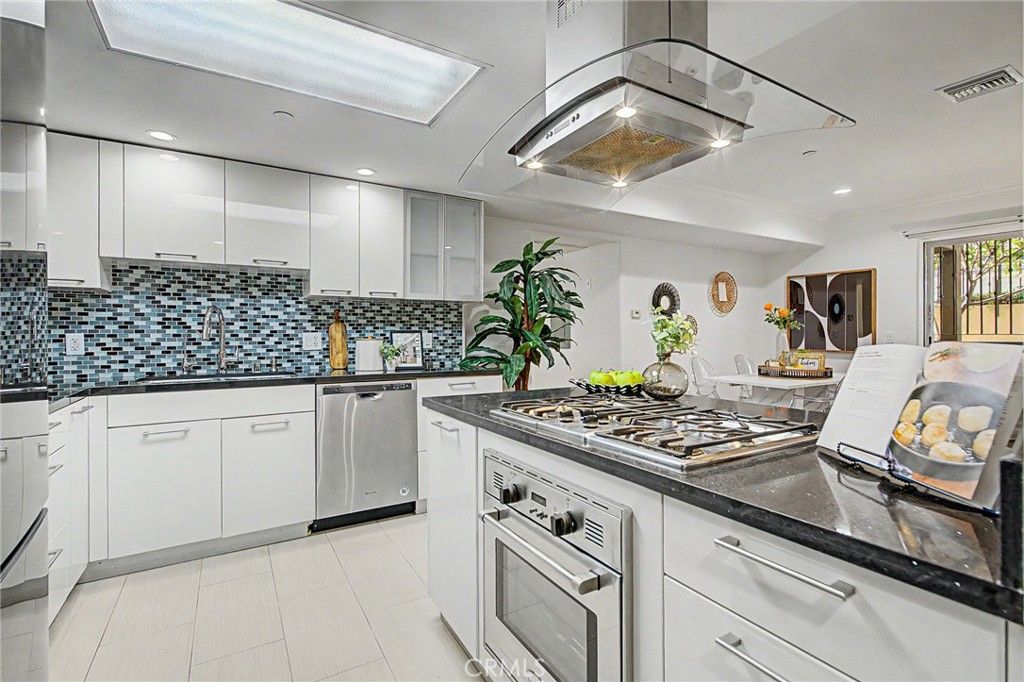 Image 13 of property listing at 970 S St. Andrews Place 103, Los Angeles, CA 90019