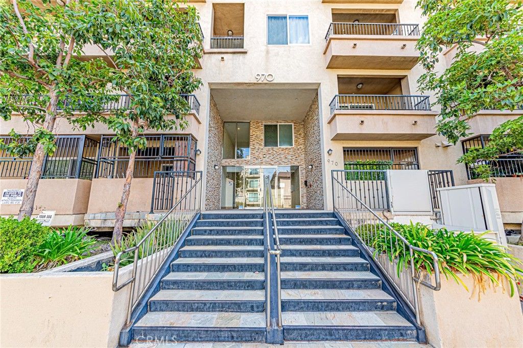 Image 2 of property listing at 970 S St. Andrews Place 103, Los Angeles, CA 90019