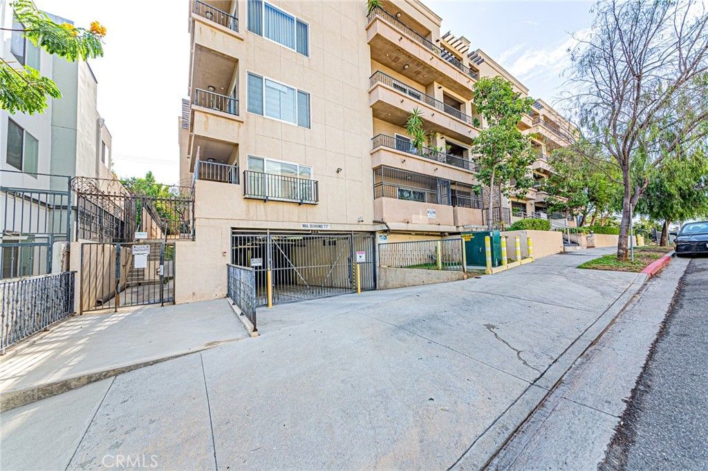 Image 3 of property listing at 970 S St. Andrews Place 103, Los Angeles, CA 90019