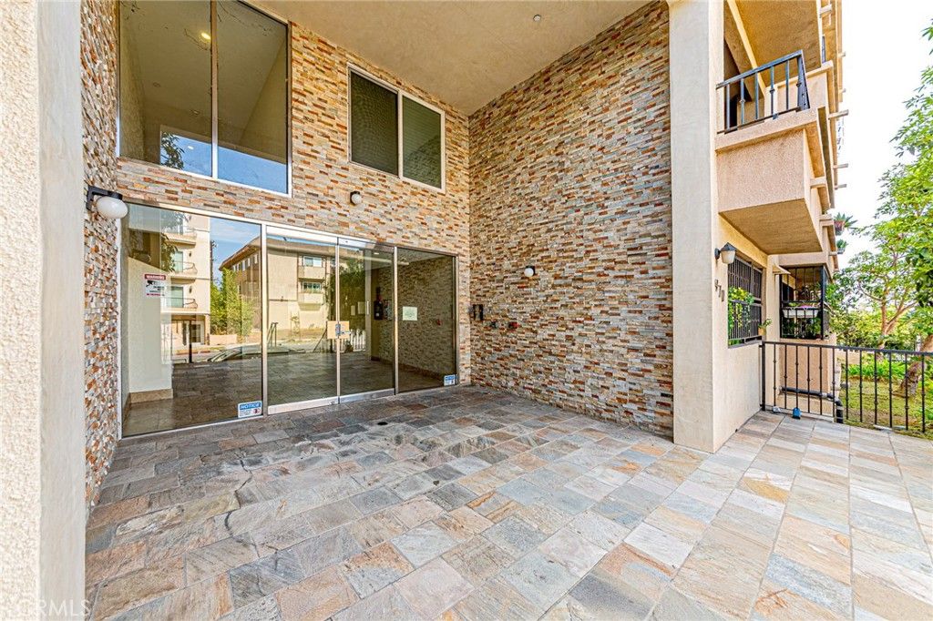 Image 5 of property listing at 970 S St. Andrews Place 103, Los Angeles, CA 90019