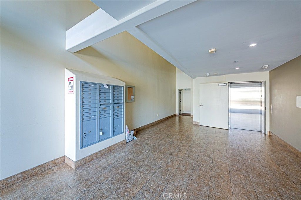 Image 6 of property listing at 970 S St. Andrews Place 103, Los Angeles, CA 90019