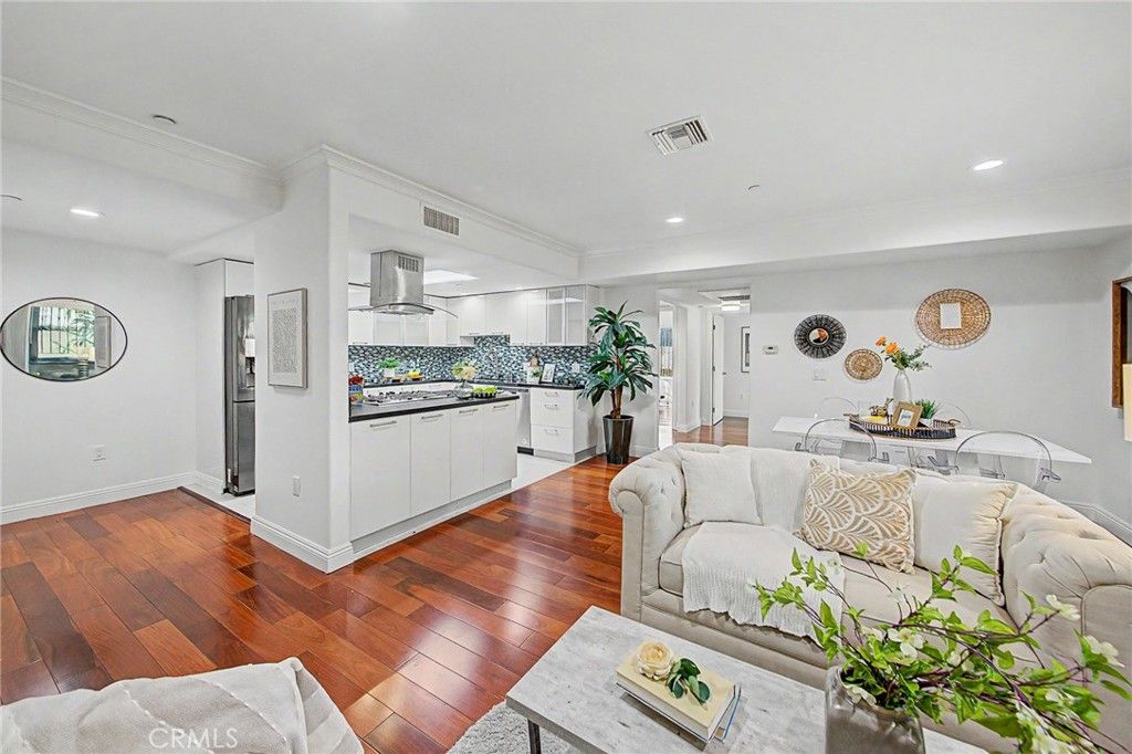Image 9 of property listing at 970 S St. Andrews Place 103, Los Angeles, CA 90019