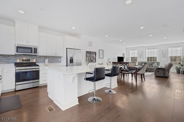 14 Coogan Ct, Morris Plains Boro, NJ 07950