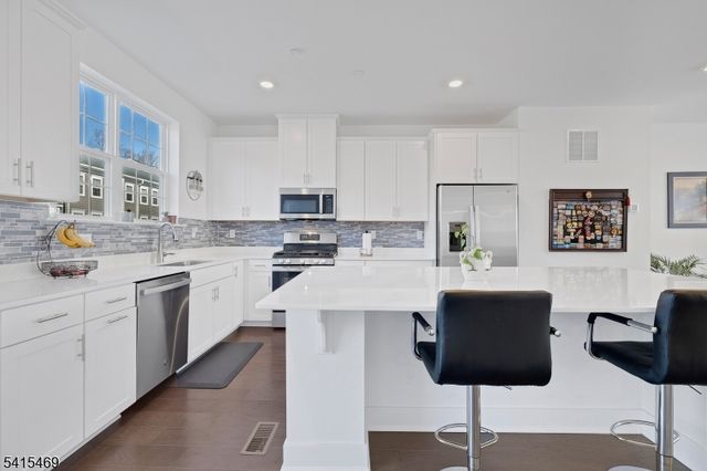 14 Coogan Ct, Morris Plains Boro, NJ 07950