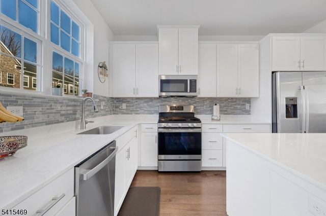 14 Coogan Ct, Morris Plains Boro, NJ 07950