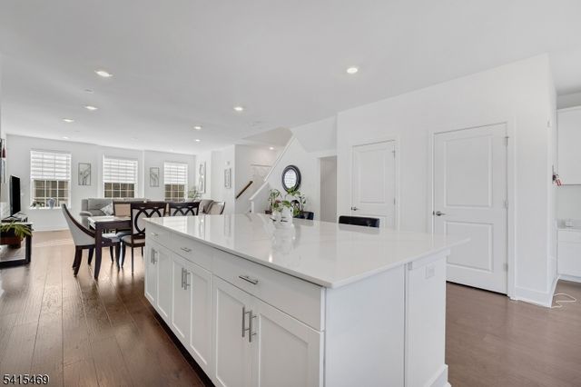 14 Coogan Ct, Morris Plains Boro, NJ 07950