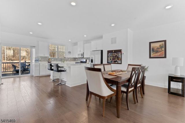 14 Coogan Ct, Morris Plains Boro, NJ 07950