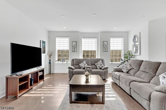 14 Coogan Ct, Morris Plains Boro, NJ 07950