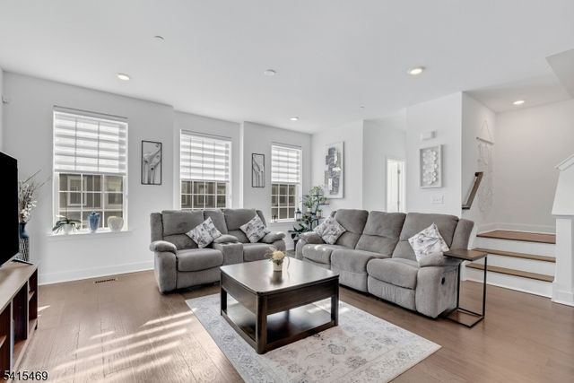 14 Coogan Ct, Morris Plains Boro, NJ 07950