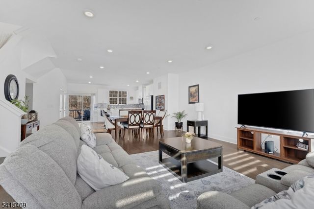 14 Coogan Ct, Morris Plains Boro, NJ 07950