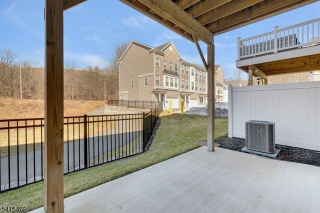 14 Coogan Ct, Morris Plains Boro, NJ 07950