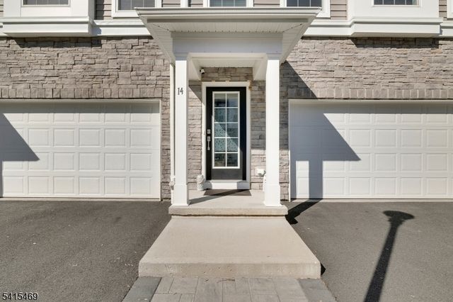 14 Coogan Ct, Morris Plains Boro, NJ 07950