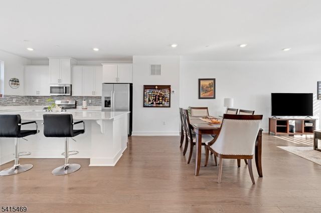 14 Coogan Ct, Morris Plains Boro, NJ 07950