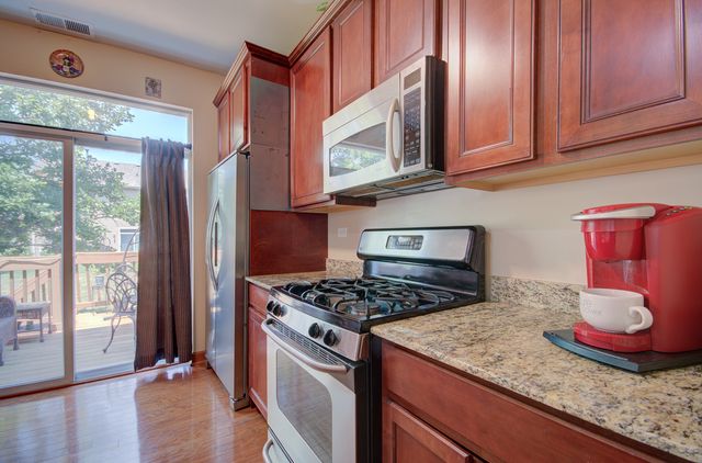381 Chesapeake Lane, Oswego, IL 60543