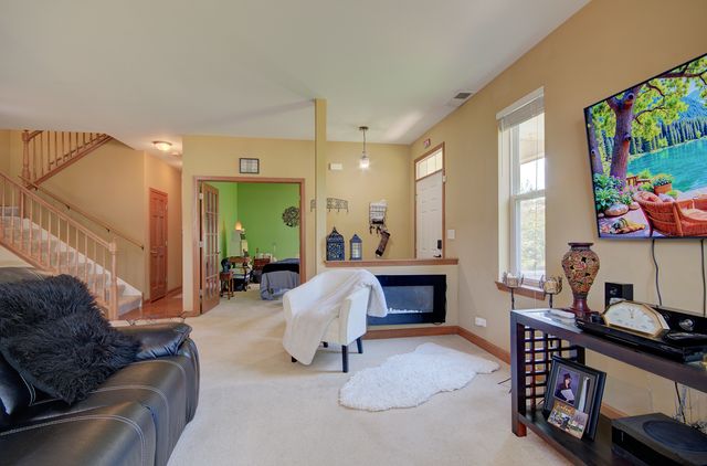 381 Chesapeake Lane, Oswego, IL 60543