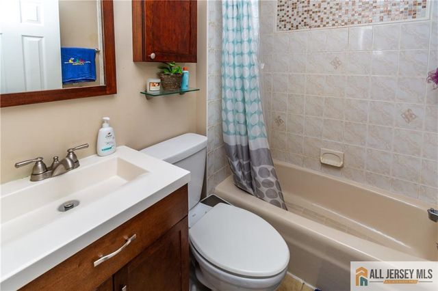 429 Edgeworth Street, Middlesex, NJ 08846