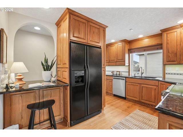 16432 Se MEADOWLAND Ct, Portland, OR 97236
