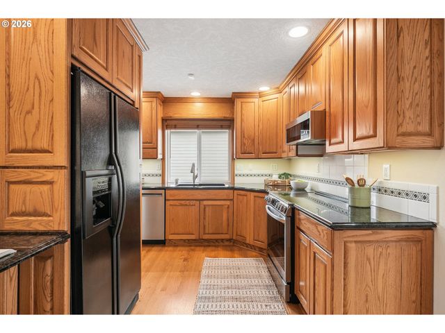 16432 Se MEADOWLAND Ct, Portland, OR 97236
