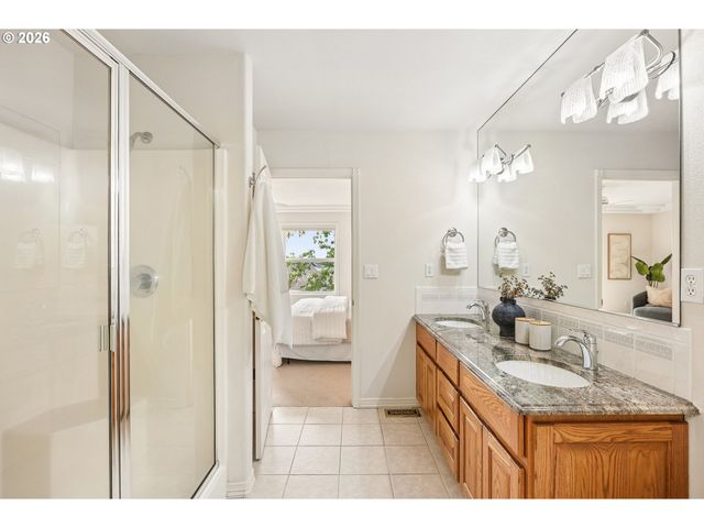 16432 Se MEADOWLAND Ct, Portland, OR 97236