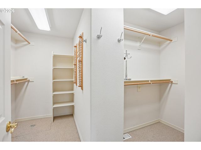 16432 Se MEADOWLAND Ct, Portland, OR 97236