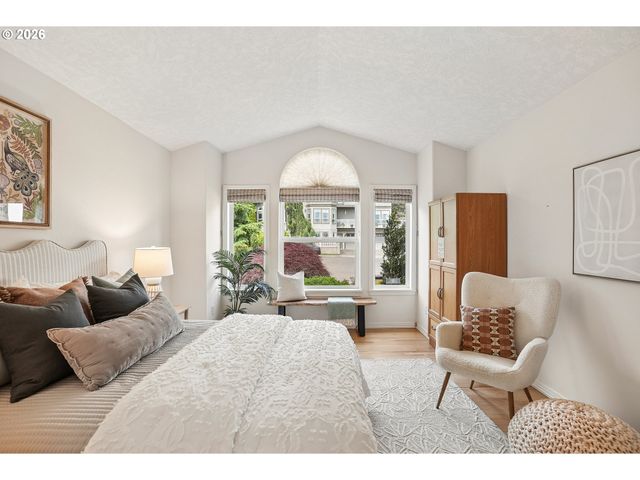 16432 Se MEADOWLAND Ct, Portland, OR 97236