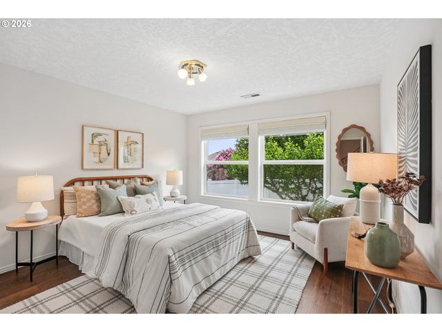 16432 Se MEADOWLAND Ct, Portland, OR 97236