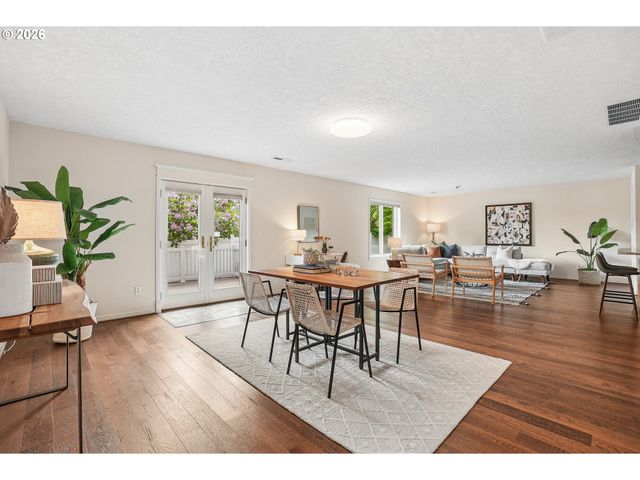 16432 Se MEADOWLAND Ct, Portland, OR 97236
