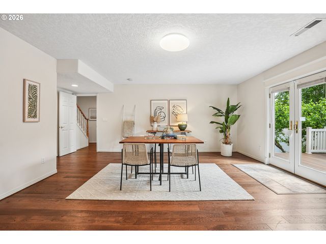 16432 Se MEADOWLAND Ct, Portland, OR 97236