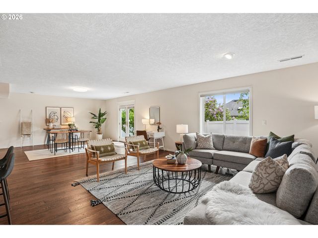 16432 Se MEADOWLAND Ct, Portland, OR 97236