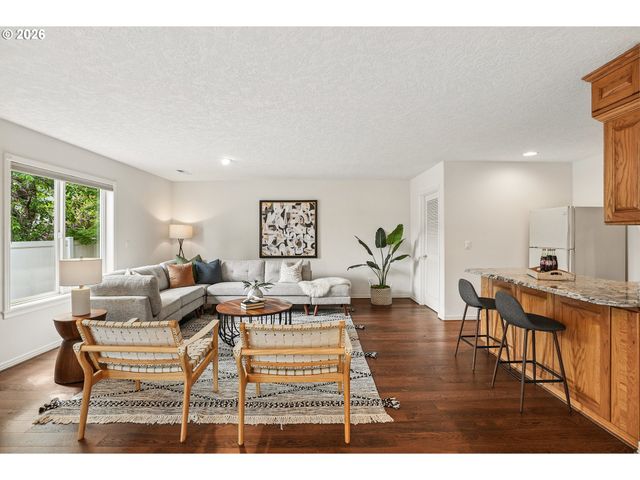 16432 Se MEADOWLAND Ct, Portland, OR 97236