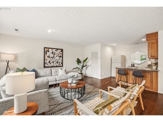 16432 Se MEADOWLAND Ct, Portland, OR 97236