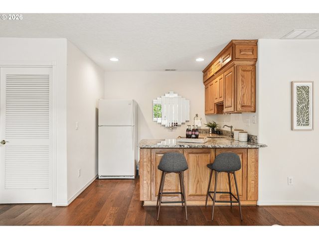16432 Se MEADOWLAND Ct, Portland, OR 97236