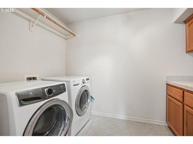 16432 Se MEADOWLAND Ct, Portland, OR 97236