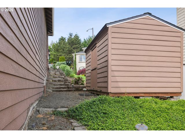 16432 Se MEADOWLAND Ct, Portland, OR 97236