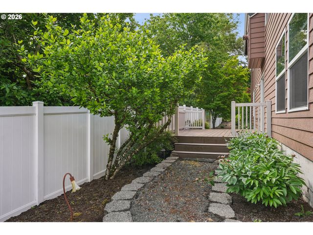 16432 Se MEADOWLAND Ct, Portland, OR 97236
