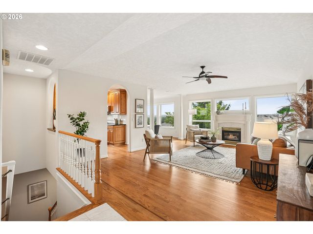 16432 Se MEADOWLAND Ct, Portland, OR 97236