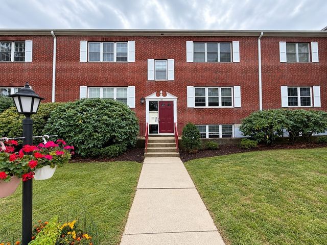 140 Lake Shore Rd 2B, Boston, MA 02135