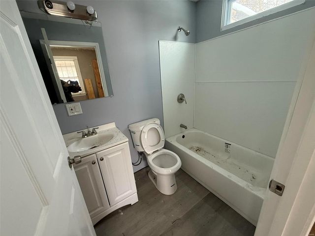 2721 Old Hanley Road, St Louis, MO 63114