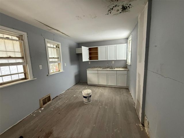 2721 Old Hanley Road, St Louis, MO 63114