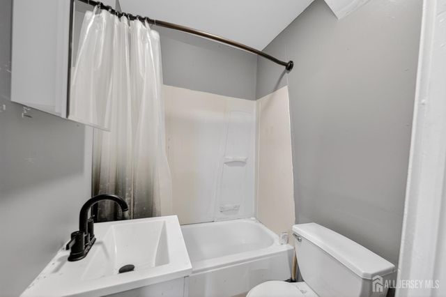 194 High Street 3, Perth Amboy, NJ 08861