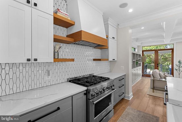 26 S PARK DR, Arlington, VA 22204