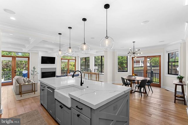 26 S PARK DR, Arlington, VA 22204