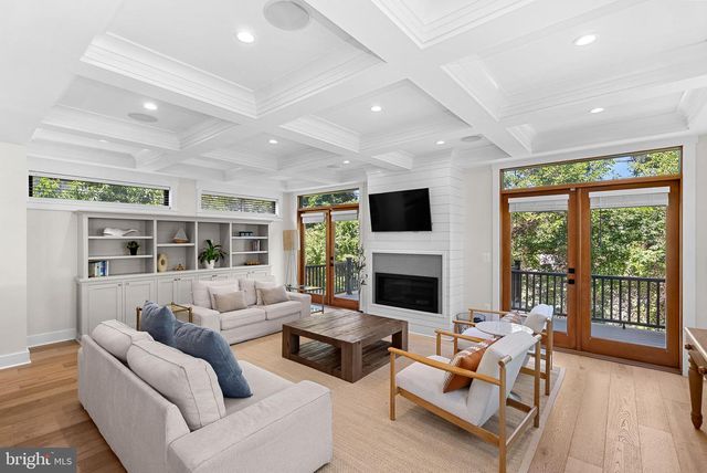 26 S PARK DR, Arlington, VA 22204