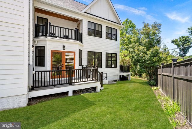 26 S PARK DR, Arlington, VA 22204