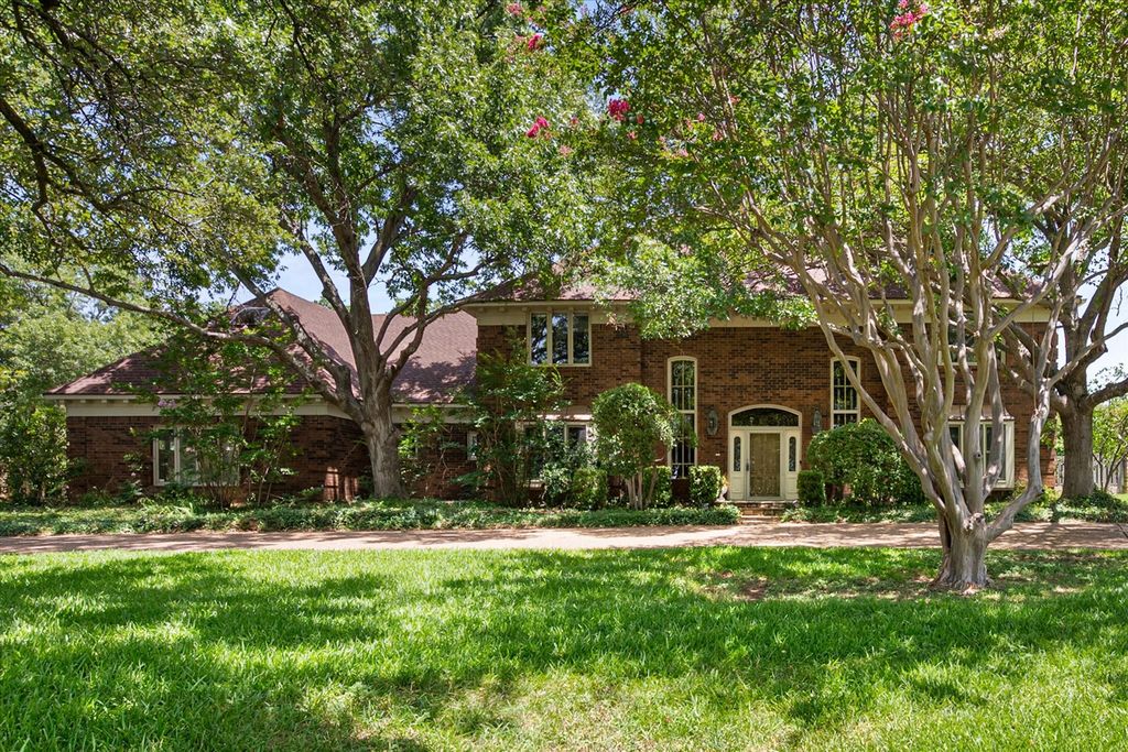2520 Norwood Drive, Hurst, TX 76054