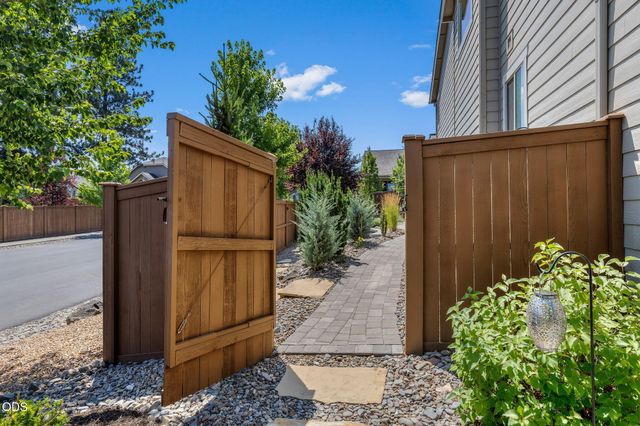 20867 SE Sunniberg Lane, Bend, OR 97702