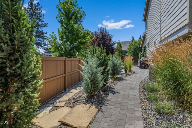 20867 SE Sunniberg Lane, Bend, OR 97702