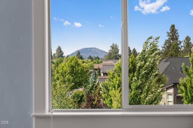 20867 SE Sunniberg Lane, Bend, OR 97702